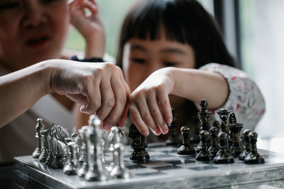apprendre échecs enfant gagnent enfants jouant